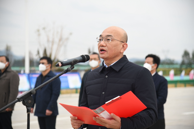 自治區(qū)交通運(yùn)輸廳黨組成員、總工程師陳津維宣布通車(chē).jpg